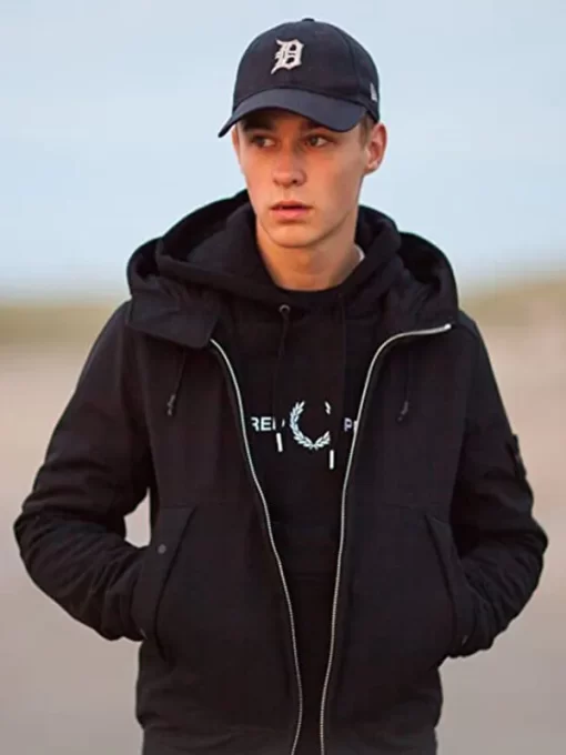 mascotte-liam-jeans-2023-black-hoodie